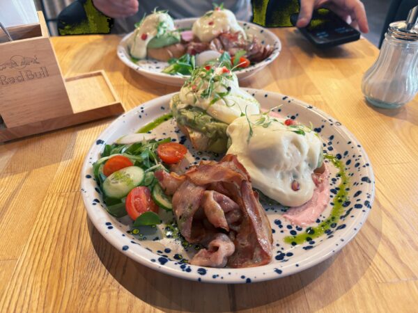 CONI Bar & Brunch