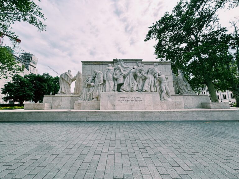 Kossuth Lajos Monument